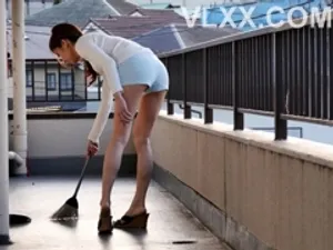Thấy má con ghệ quá trẻ, thanh niên tranh thủ đụ lúc cô ấy đi vắng